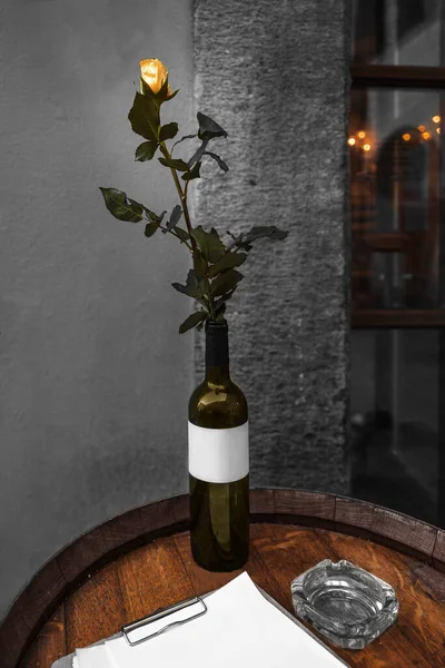 Tyn Yard Ungelt. Eski kasaba Prag, Çek Cumhuriyeti. Şarap şişesinde gül Tahta fıçıda