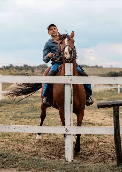 Cavaleiro Cavalgando Cavalo Baía Fundo Aldeia Com Moinho Madeira Velho — Fotografia de Stock