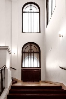 PRAG, CZECH Cumhuriyet - 1 Nisan 2022: Eski Belediye Binası içi. İki penceresi ve basamağı olan iç duvar.