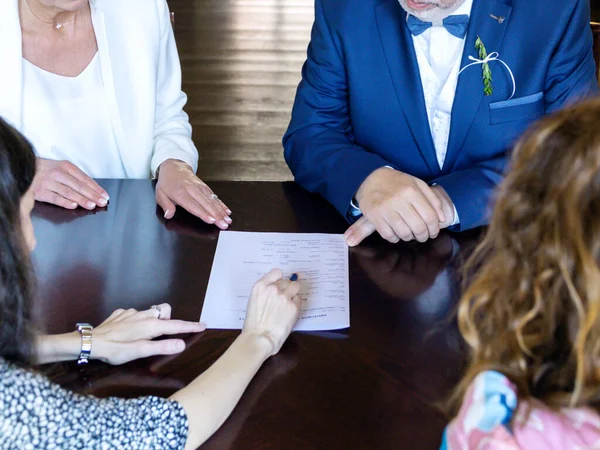 Подружжя Середнього Віку Підписує Шлюбний Контракт Перед Весільною Церемонією Жіноча — стокове фото