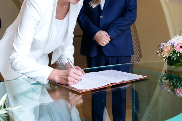 Noiva Idosa Noivo Assinando Contrato Casamento Mesa Mão Mulher Segurando — Fotografia de Stock