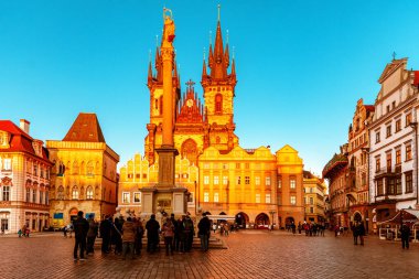 Prag, Çek Cumhuriyeti - 1 Nisan 2022: Prag Eski Şehir Meydanı ve Tyn 'in önündeki Meryem Ana Kilisesi. Çek Cumhuriyeti. Prag 'ın mimarisi ve simgesi batan güneşin altında..
