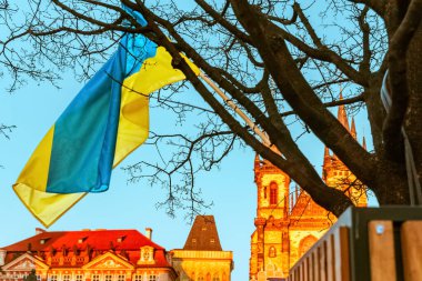 Prag 'daki Old Town Hall' da Tyn 'dan önce Meryem Ana Kilisesi' nin önündeki direkte Ukrayna bayrağı. Çek Cumhuriyeti Ukrayna 'yı destekliyor