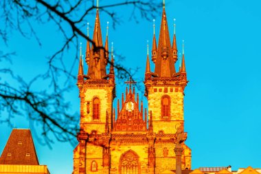Çek Cumhuriyeti Prag 'daki Old Town Square' de Tyn 'den önce Avrupa' nın tarihi kilisesi mavi arka planda.
