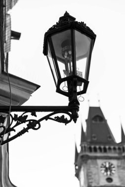 Çek Cumhuriyeti Prag caddesinde siyah-beyaz eski şehir feneri