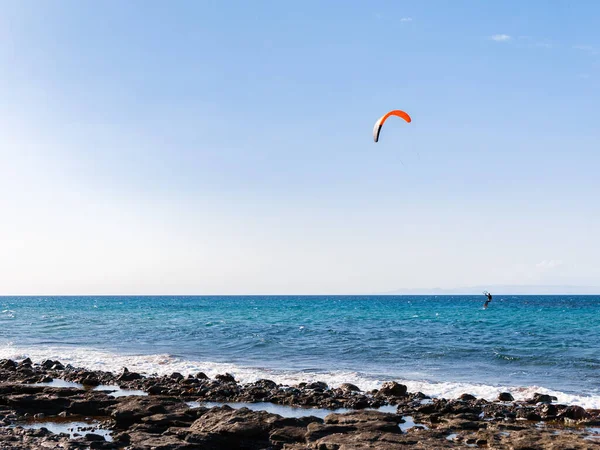 Homem Kiteboarding Ondas Mar Fundo Azul Céu Kitesurf Chipre — Fotografia de Stock