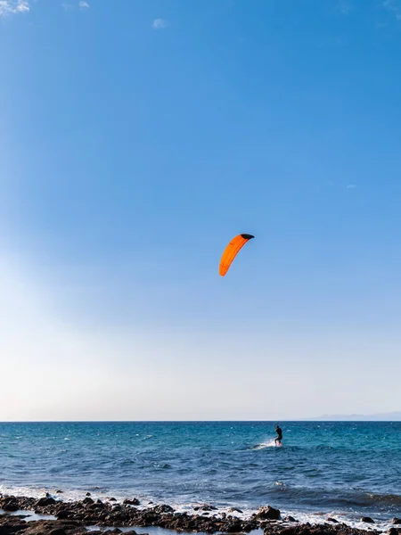 Person Kiteboarding Sea Waves Blue Skyline Background Kitesurfing Cyprus — Stock Photo, Image