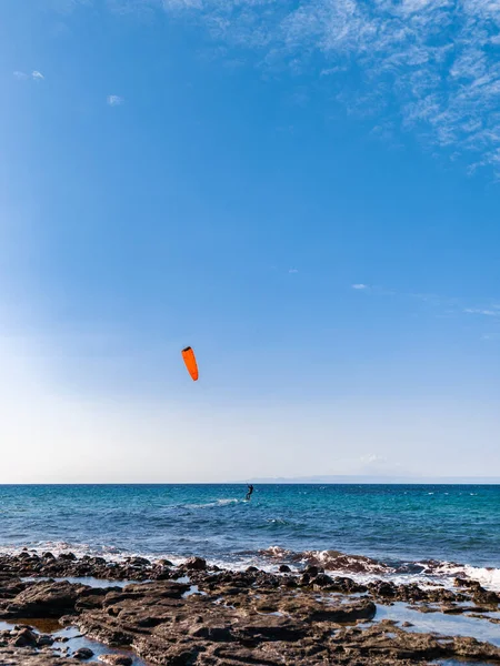 Pessoa Kiteboarding Ondas Mar Lado Costa Fundo Céu Azul Kitesurf — Fotografia de Stock