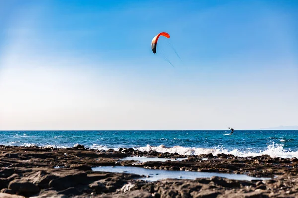 Homem Fazer Kiteboarding Nas Ondas Mar Kitesurf Chipre — Fotografia de Stock