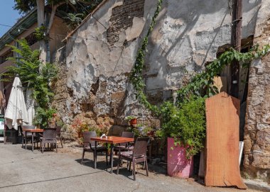 Lefkoşe, Kıbrıs 'ta eski duvarın yanındaki kahve masası ve sandalyeler.