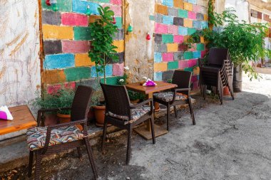 Lefkoşe, Kıbrıs 'ta eski duvarın yanındaki kahve masası ve sandalyeler.