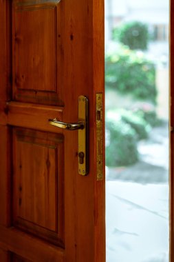 Açık ev ahşap kapı ve yaz bahçesi manzarası