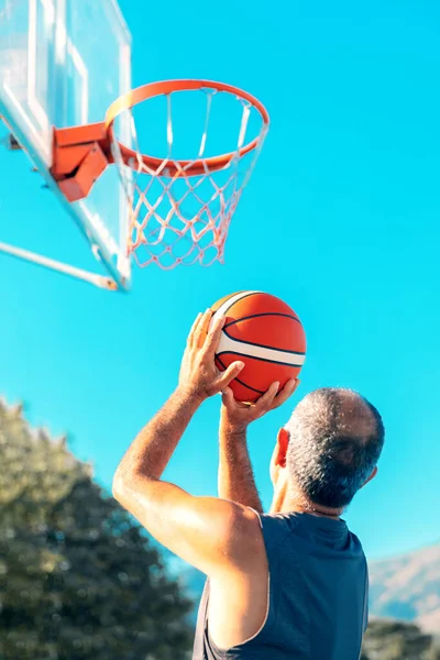 Tahun Pemain Basket Menembak Hoops Luar Ruangan Orang Tua Amatir — Stok Foto