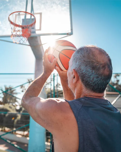 Tahun Pemain Basket Menembak Hoops Luar Ruangan Orang Tua Amatir — Stok Foto