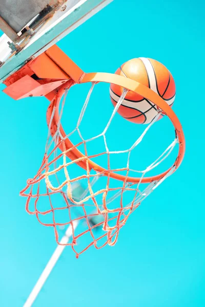 Orange Basketball Ball Hoop Blue Sky Background Ball Flying Basket — Stock fotografie