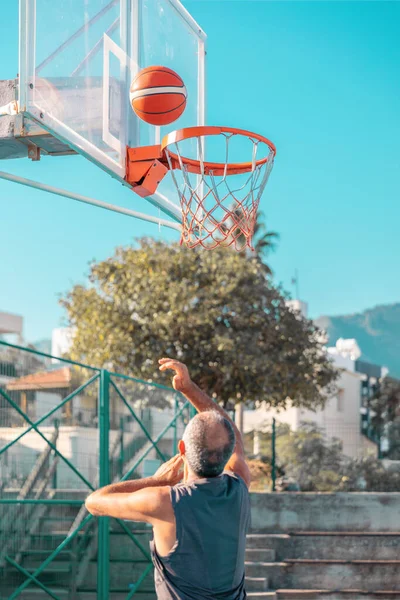 Tahun Pemain Basket Menembak Hoops Luar Ruangan Orang Tua Amatir — Stok Foto