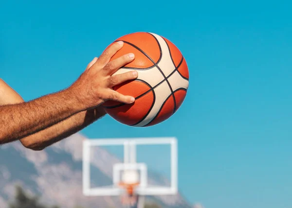 Tangan Orang Dewasa Memegang Bola Basket Olahraga Siap Untuk Lulus — Stok Foto