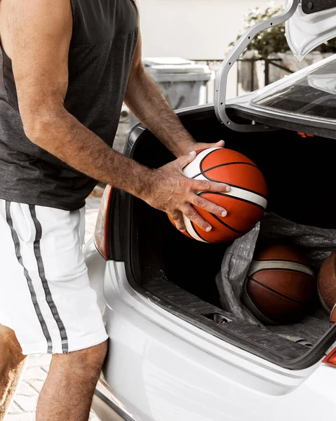 Citra Close Pelatih Basket Menempatkan Bola Bagasi Mobilnya Akan Olahraga — Stok Foto