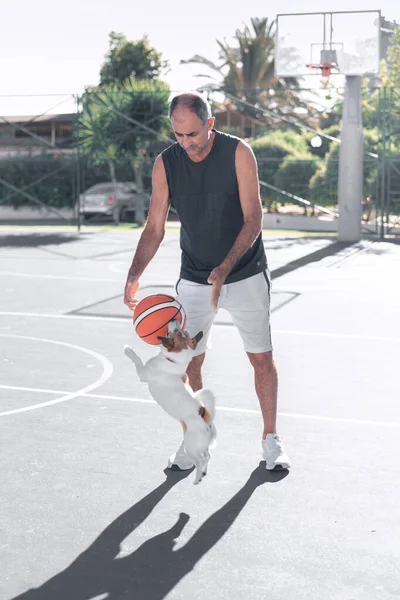 Potret Pria Senior Dewasa Bermain Bola Basket Olahraga Dengan Anjing — Stok Foto