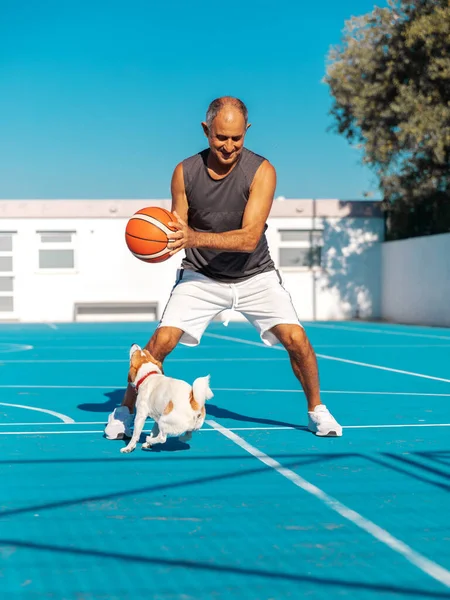 Senior Pria Atletik Memegang Bola Olahraga Bermain Basket Dengan Anjing — Stok Foto