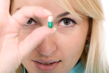 Kadın Doktor hastaya sunan kapsül - tutar