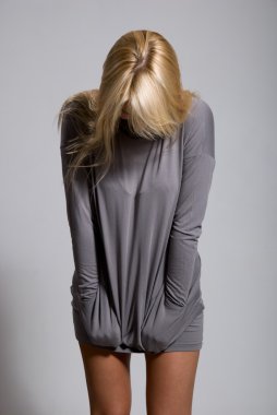 Kız bir kafa eğimli düşük