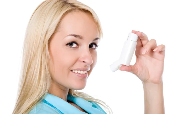 Vacker blond läkare med en astma inhalator — Stockfoto