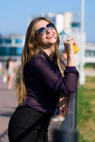 The smiling girl in dark glasses — Stock Photo, Image