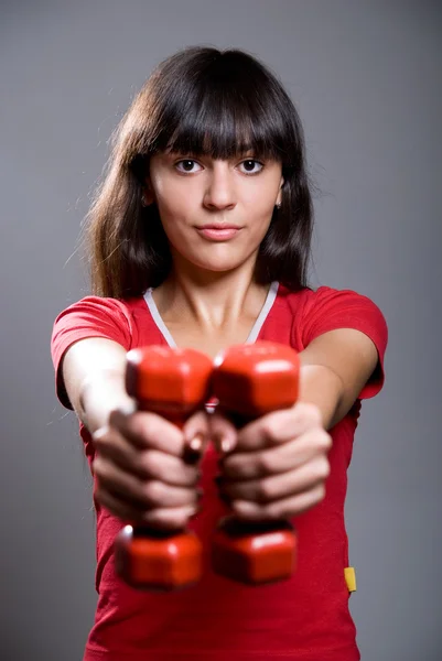 ダンベル トレーニングをやっている若い女性 — ストック写真