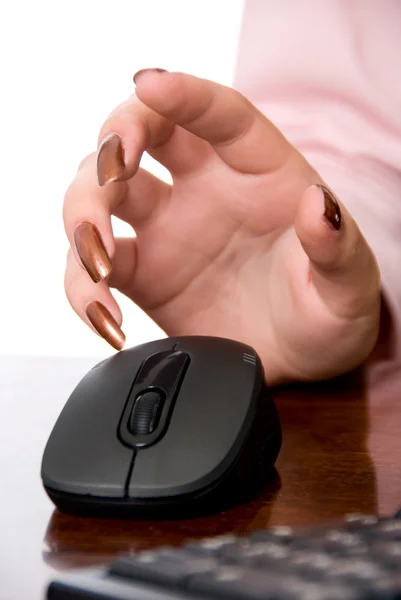 Frauenhand mit einer Maus — Stockfoto