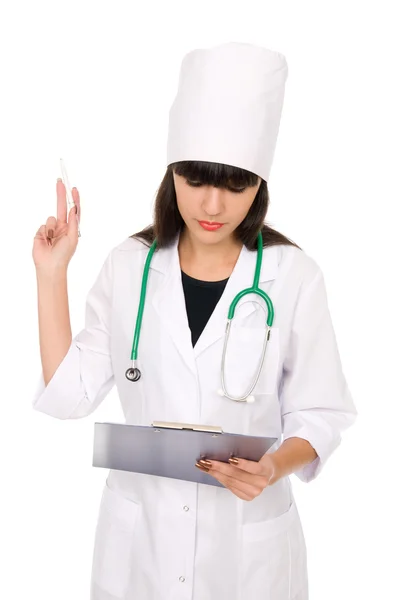 Médica feminina segurando uma área de transferência — Fotografia de Stock