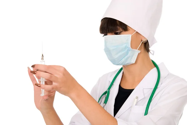 Arts met een injectiespuit en een masker — Stockfoto