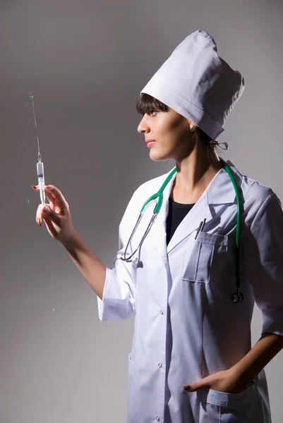 Une femme médecin avec une seringue — Photo