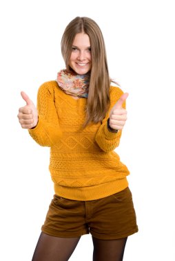 Kız iki başparmak gösterir