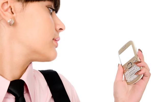 Gros plan portrait d'une fille regardant le téléphone mobile — Photo