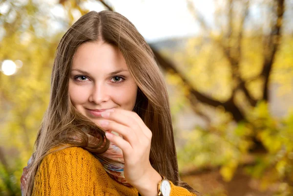 A háttérben az őszi erdő gyönyörű lány portréja — Stock Fotó
