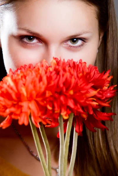 Hermosa mujer con piel fresca de la salud de la cara y la flor roja — Foto de Stock