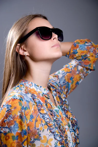 Retrato de uma menina usando óculos de sol — Fotografia de Stock