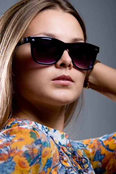 Retrato de uma menina usando óculos de sol — Fotografia de Stock