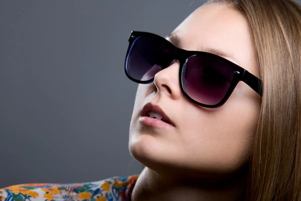 Közelkép napszemüveg gyönyörű lány portréja — Stock Fotó
