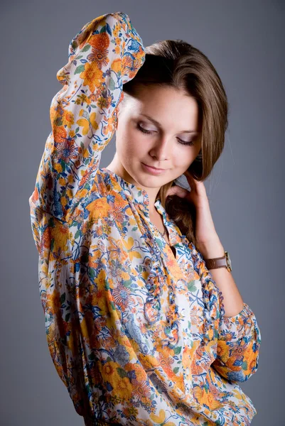 Menina encantadora em uma blusa colorida luz — Fotografia de Stock