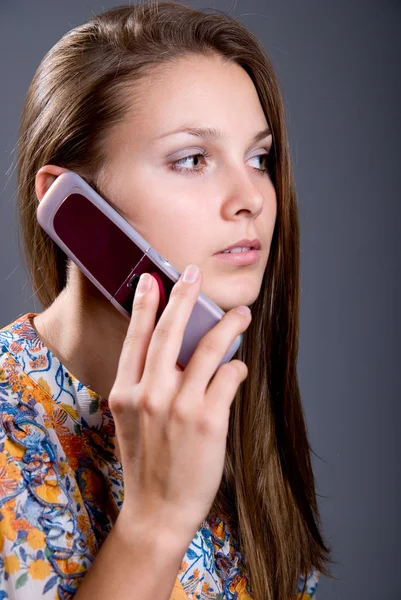 Jovem mulher falando em telefones celulares — Fotografia de Stock