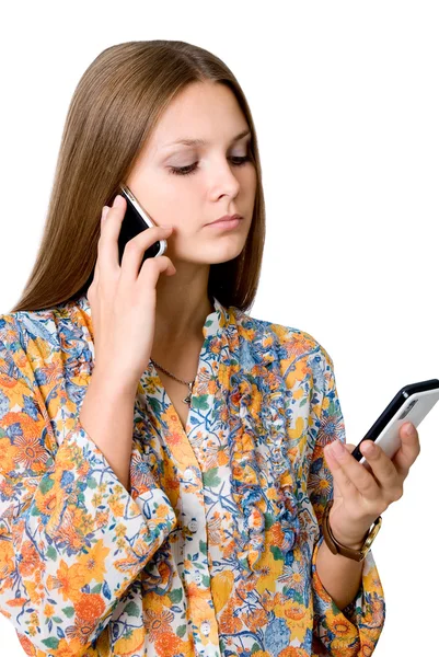 Jeune femme d'affaires avec deux téléphones mobiles en pourparlers . — Photo