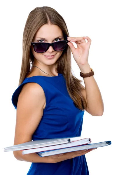Vacker flicka i mörka glasögon med en mapp för dokument — Stockfoto