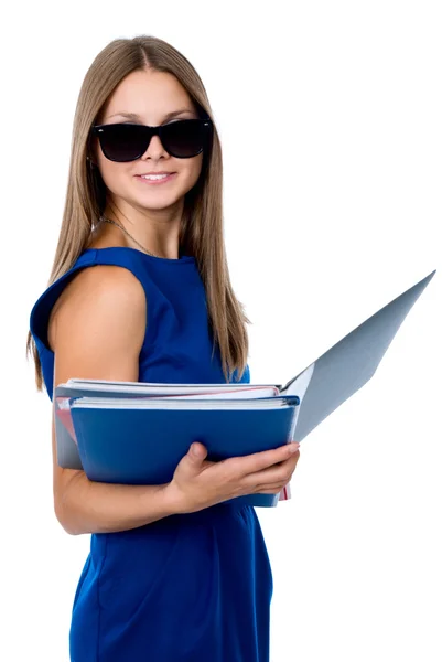 Preciosa chica en gafas oscuras con una carpeta para documentos — Foto de Stock