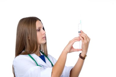 şırınga ile genç bir doktor