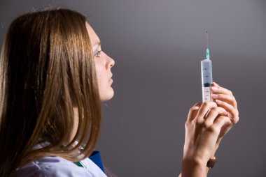Şırıngalı doktor
