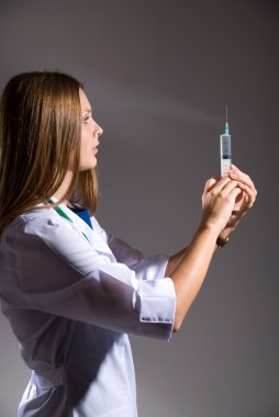 şırınga ile hemşire