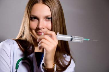 kadın doktor büyük şırınga ile