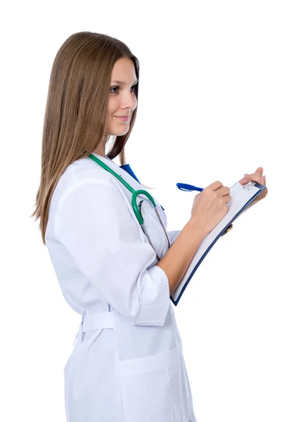 Une femme médecin avec un presse-papiers — Photo